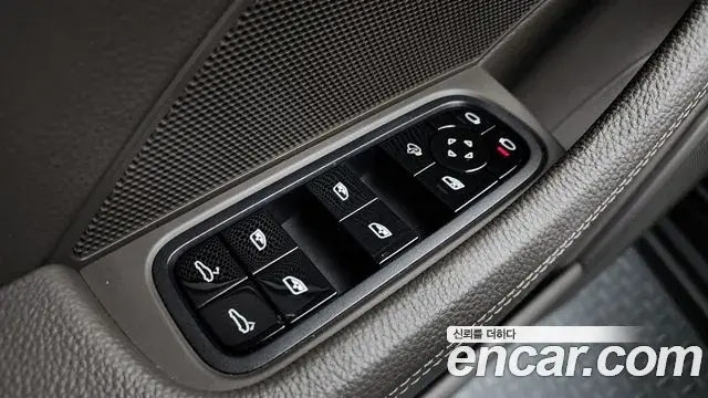 Porsche Panamera 2018 — ფოტო 19/35