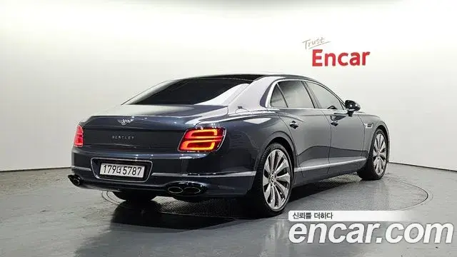 Bentley Flying Spur 2022 — ფოტო 7/20