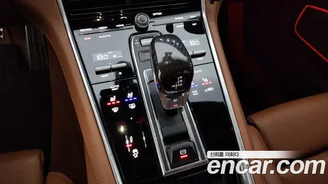 Porsche Panamera 2020 — ფოტო 27/37