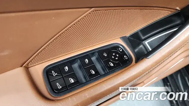 Porsche Panamera 2020 — ფოტო 19/37