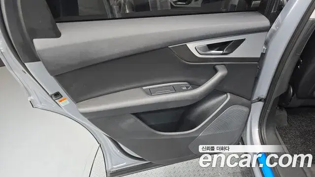 Audi Q7 2019 — Photo 13/32