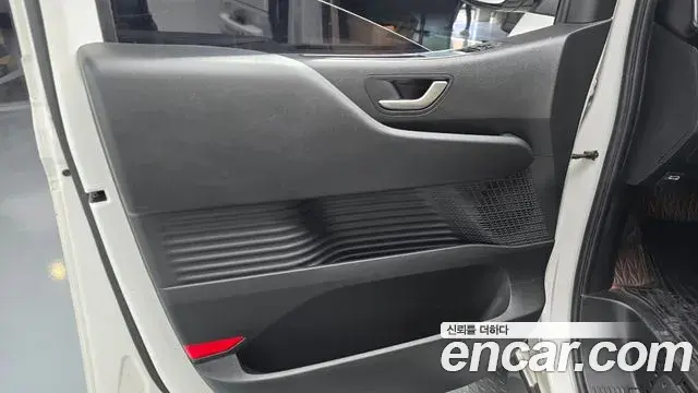 Hyundai Staria 2022 — ფოტო 21/32