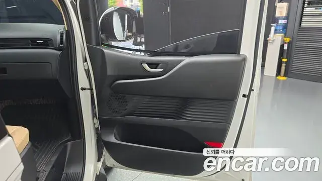 Hyundai Staria 2022 — ფოტო 10/32