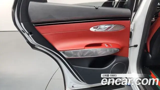 Genesis GV70 2021 — ფოტო 15/39