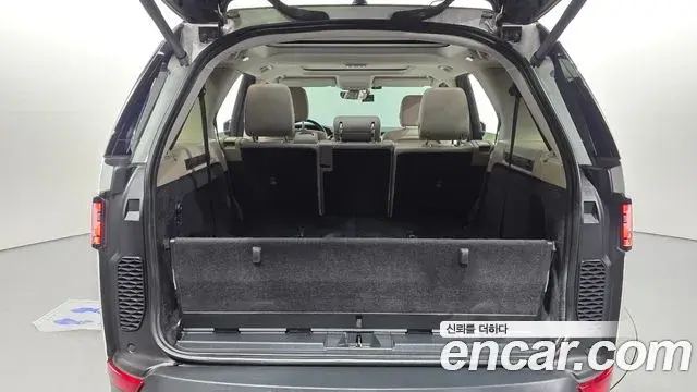 Land Rover Discovery 5 2019 — ფოტო 32/35