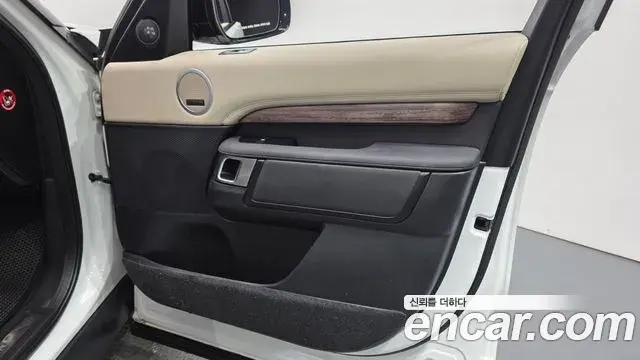 Land Rover Discovery 5 2019 — ფოტო 31/35