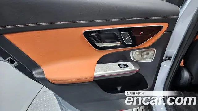 Mercedes-Benz GLC-Class 2025 — Photo 28/32