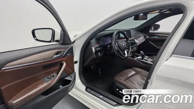 BMW 5 Series 2018 — Фото 10/20