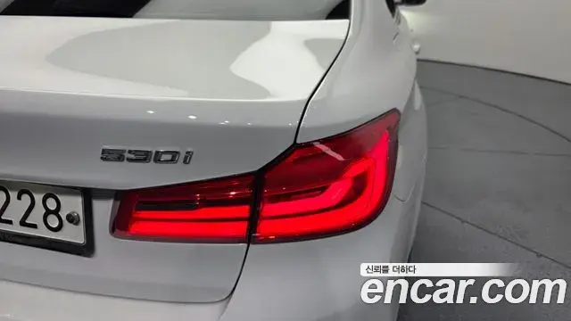 BMW 5 Series 2018 — Photo 28/34