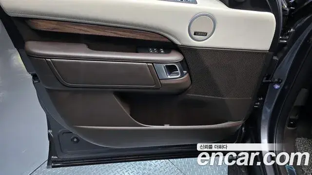 Land Rover Discovery 5 2018 — Şəkil 28/30