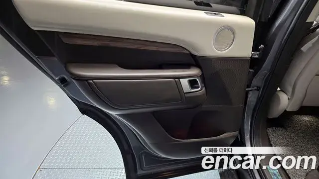 Land Rover Discovery 5 2018 — Şəkil 8/30