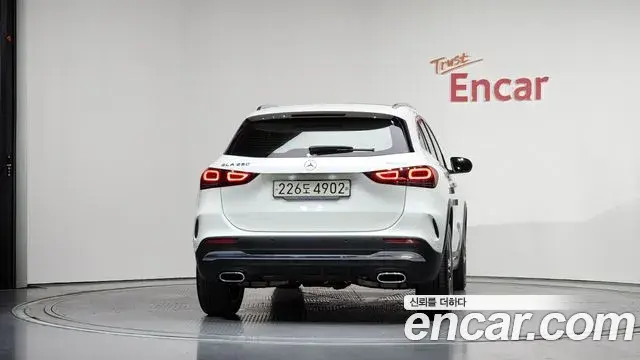 Mercedes-Benz GLA-Class 2022 — Photo 13/33