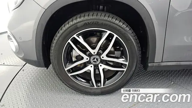 Mercedes-Benz GLA-Class 2019 — Şəkil 16/20
