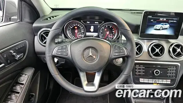 Mercedes-Benz GLA-Class 2019 — Şəkil 11/20