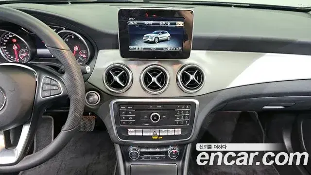 Mercedes-Benz GLA-Class 2019 — Şəkil 14/20