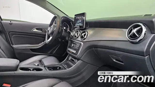 Mercedes-Benz GLA-Class 2019 — Şəkil 17/20