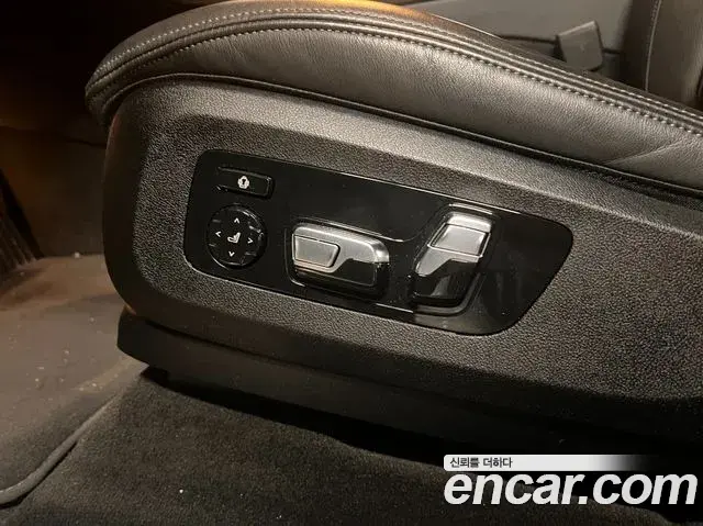 BMW X7 2023 — ფოტო 8/20