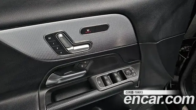 Mercedes-Benz GLB-Class 2021 — Photo 4/20