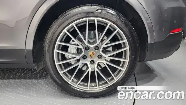 Porsche Cayenne 2020 — Photo 32/37