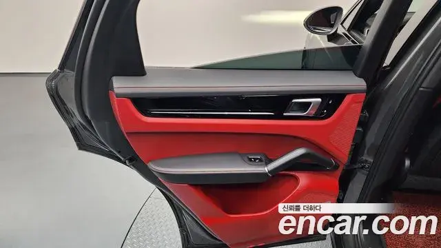 Porsche Cayenne 2020 — Photo 8/37