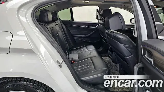 BMW 5 Series 2018 — Фото 12/20