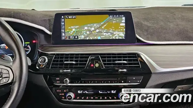BMW 5 Series 2018 — Фото 14/20