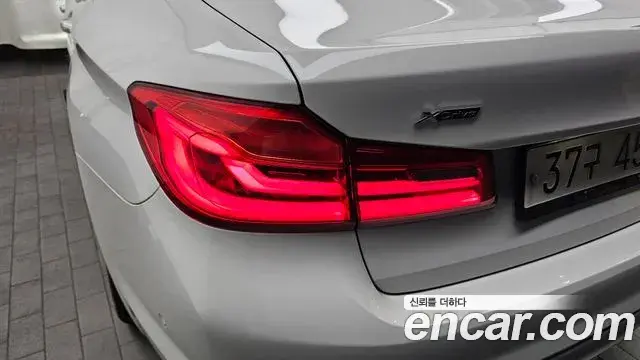 BMW 5 Series 2018 — Photo 19/32