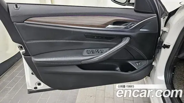 BMW 5 Series 2018 — Photo 25/32