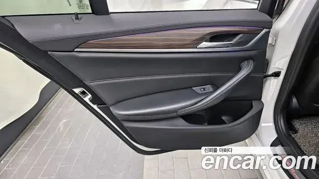 BMW 5 Series 2018 — Photo 11/32