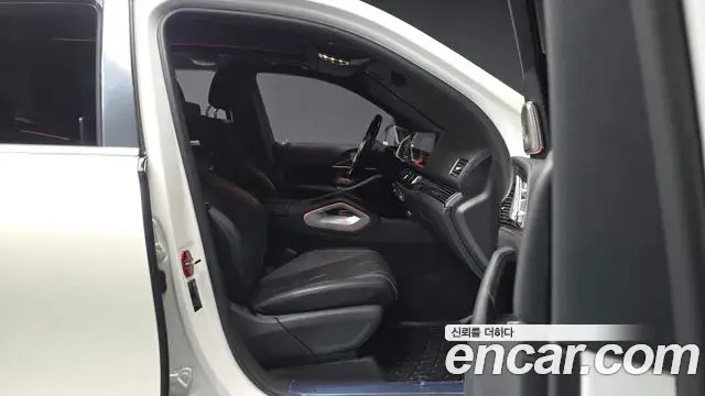 Mercedes-Benz GLS-Class 2023 — Photo 8/20