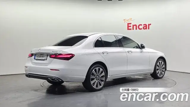 Mercedes-Benz E-Class 2023 — ფოტო 15/20