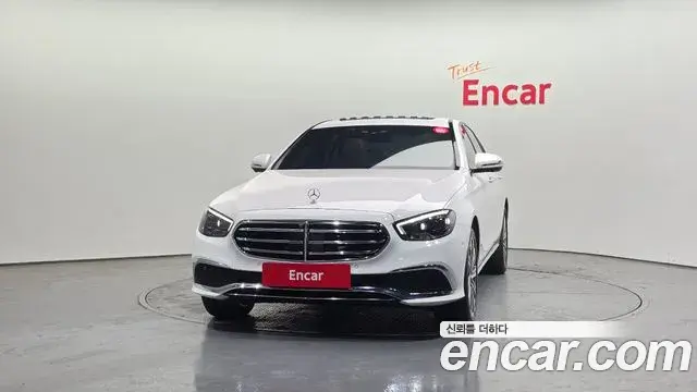 Mercedes-Benz E-Class 2023 — ფოტო 13/20