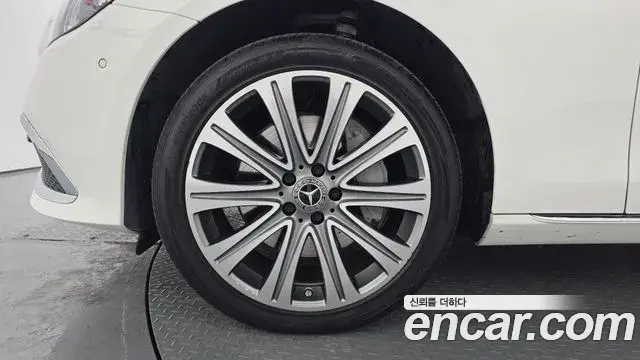 Mercedes-Benz E-Class 2023 — ფოტო 19/20