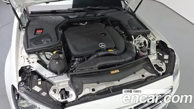 Mercedes-Benz E-Class 2023 — ფოტო 17/20