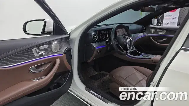Mercedes-Benz E-Class 2023 — ფოტო 7/20