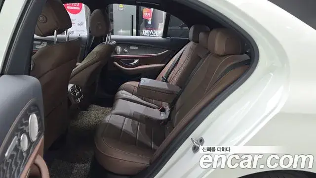 Mercedes-Benz E-Class 2023 — ფოტო 11/20
