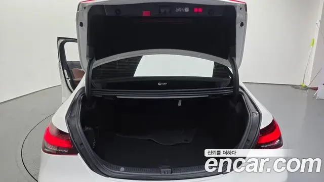 Mercedes-Benz E-Class 2023 — ფოტო 8/20