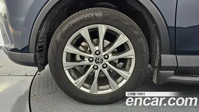 Toyota RAV4 2018 — Фото 5/20