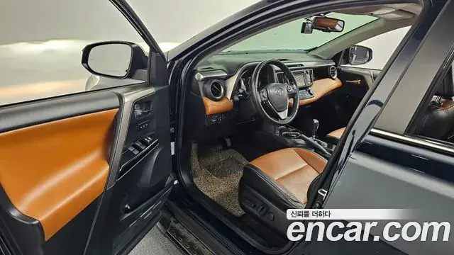 Toyota RAV4 2018 — Фото 10/20