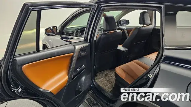 Toyota RAV4 2018 — Фото 18/20