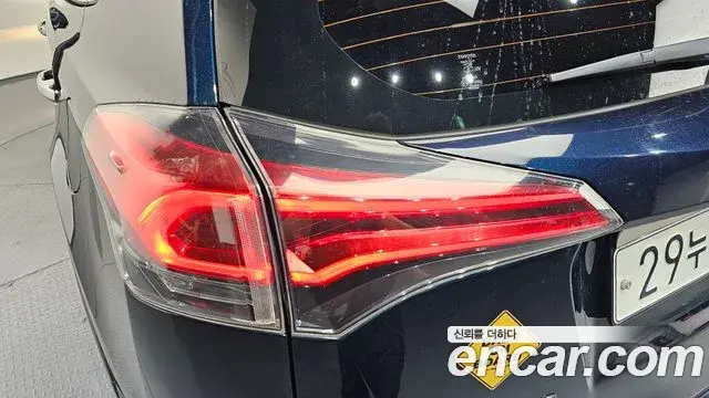Toyota RAV4 2018 — ფოტო 13/33