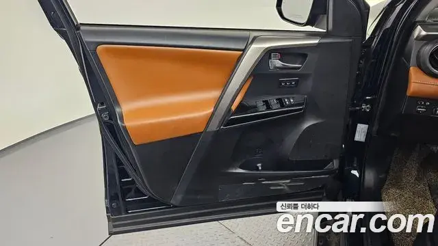 Toyota RAV4 2018 — ფოტო 12/33