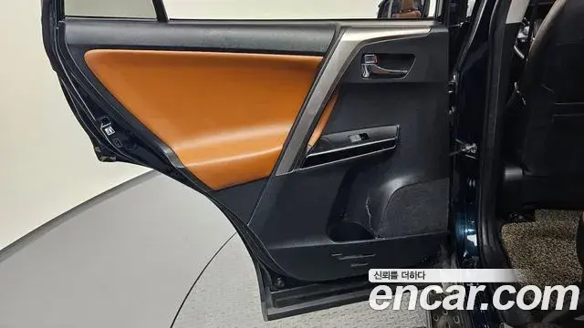 Toyota RAV4 2018 — ფოტო 20/33