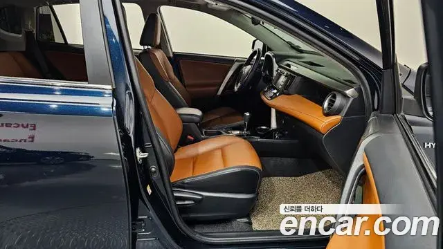 Toyota RAV4 2018 — ფოტო 7/33