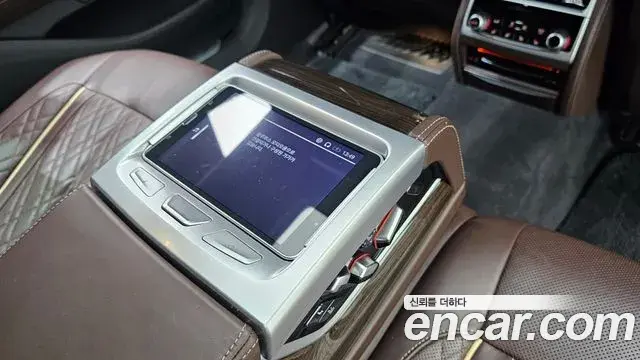 BMW 7 Series 2021 — Şəkil 28/32