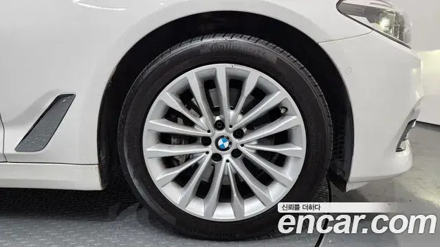 BMW 5 Series 2019 — ფოტო 34/35