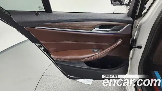 BMW 5 Series 2019 — ფოტო 29/35