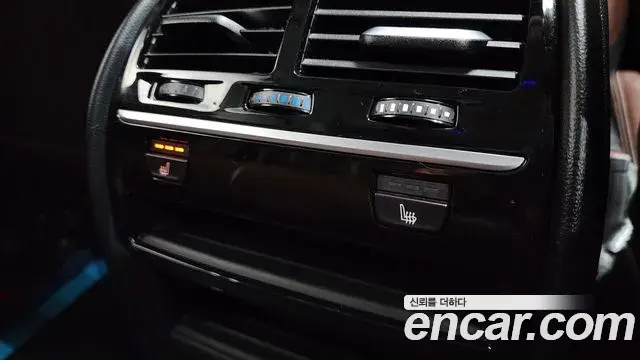 BMW 5 Series 2019 — ფოტო 18/35