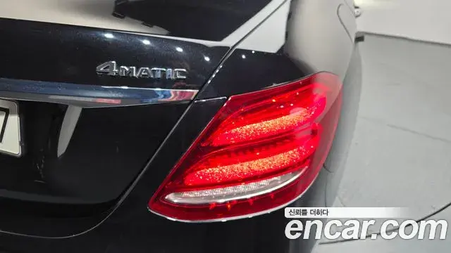 Mercedes-Benz E-Class 2020 — Photo 25/32