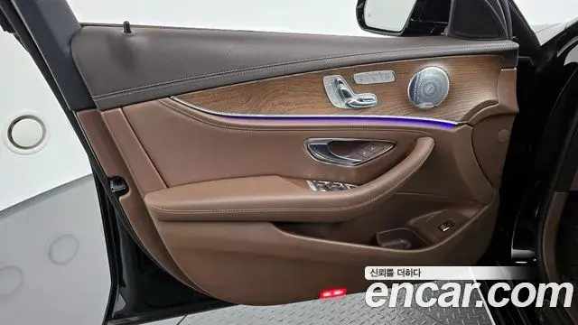 Mercedes-Benz E-Class 2020 — Photo 22/32